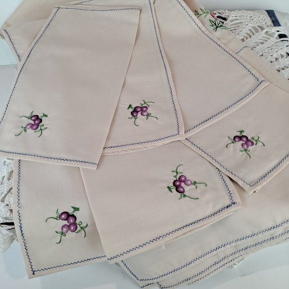 Vintage 1970s Embroidered Floral Tablecloth with 6 Embroidered Napkins Square - Picture 8 of 15